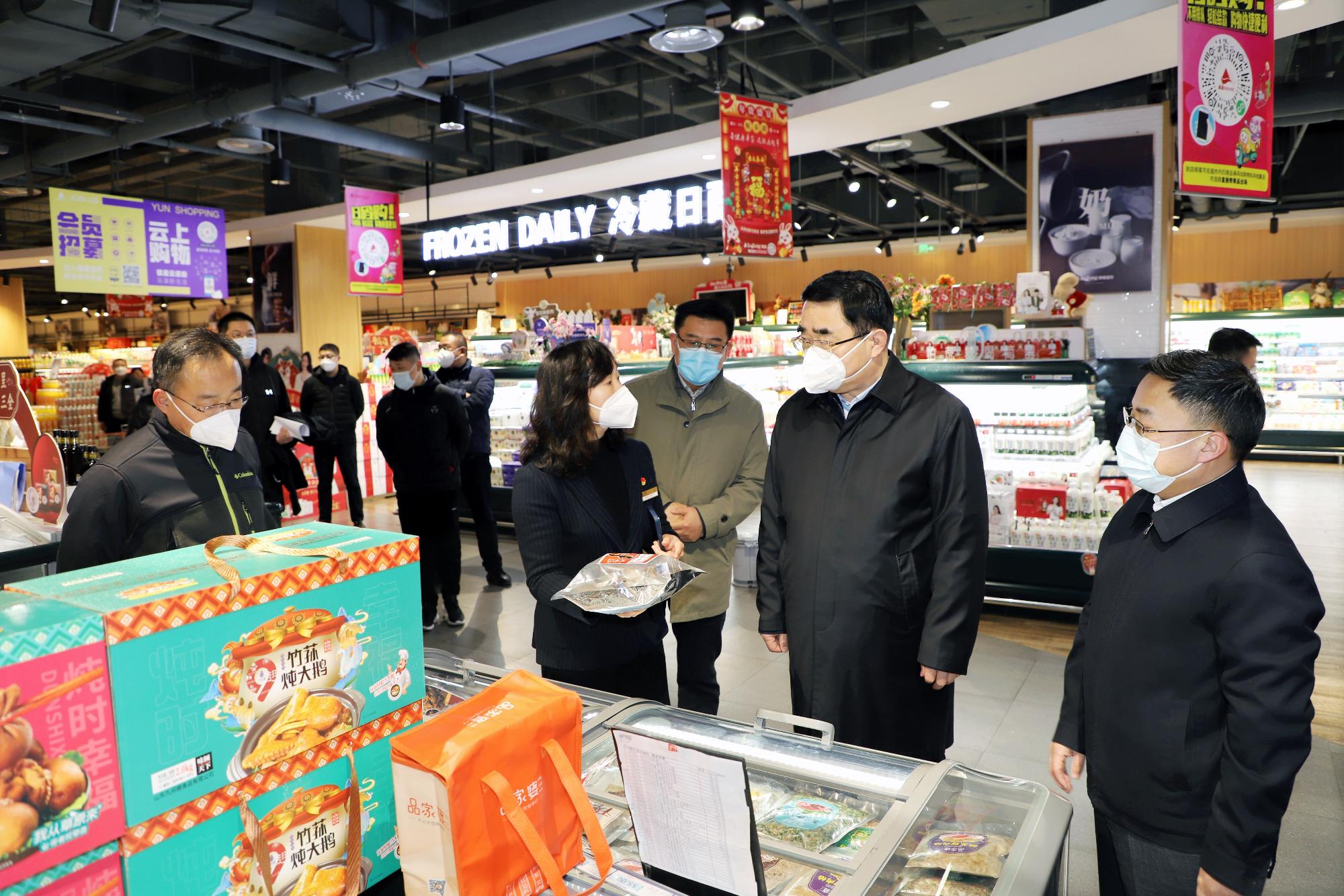 省国资委党委书记、主任满慎刚到九游平台银座济南玉函店调研